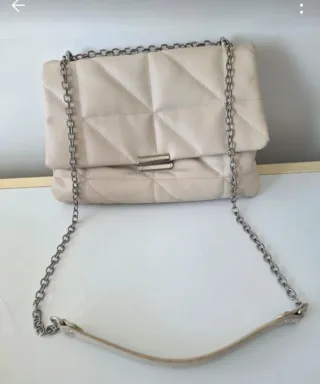Bolso acolchado cadena Stradivarius beige