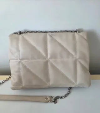 Bolso acolchado cadena Stradivarius beige