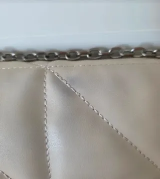 Bolso acolchado cadena Stradivarius beige