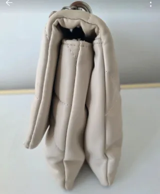 Bolso acolchado cadena Stradivarius beige