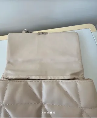 Bolso acolchado cadena Stradivarius beige