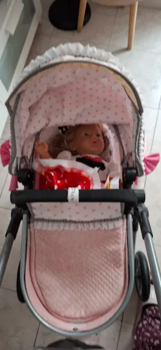 Cochecito de muñecas rosa con corazones