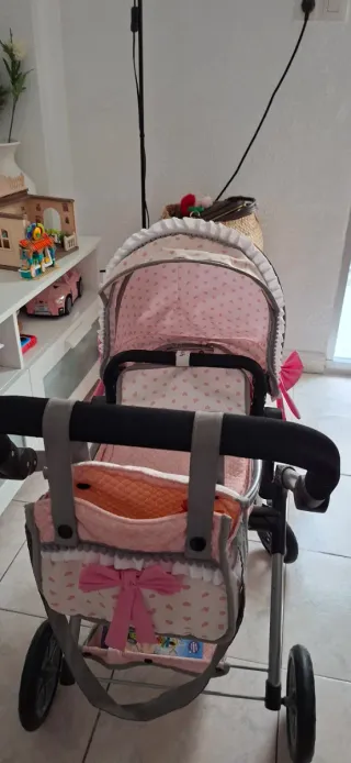 Cochecito de muñecas rosa con corazones