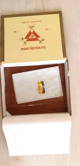 Scatola di sigari Montecristo con igrometro