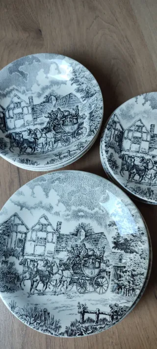 Set di piatti antichi in ceramica e porcellana