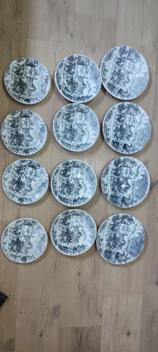 Set di piatti antichi in ceramica e porcellana