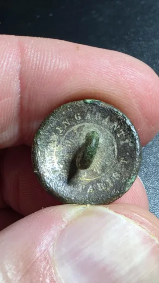 Botón antiguo bronce o oro? con diseño flor.