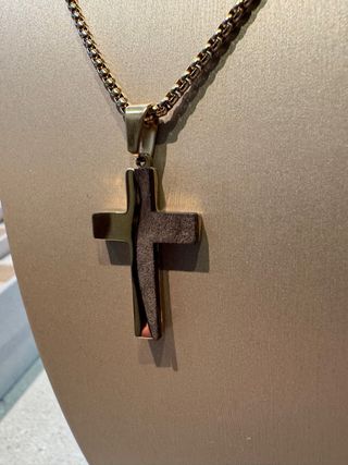 Collana con croce in acciaio e legno