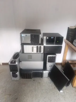 10 Torres de Ordenador y 2 pantallas