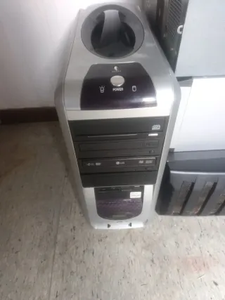 10 Torres de Ordenador y 2 pantallas