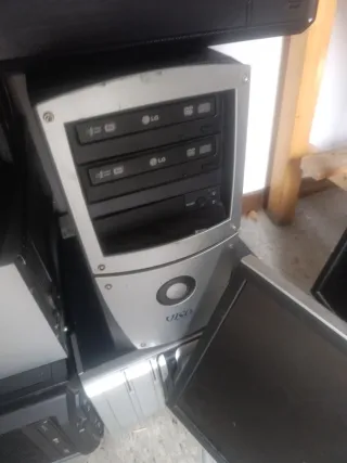 10 Torres de Ordenador y 2 pantallas