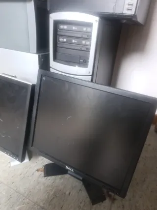 10 Torres de Ordenador y 2 pantallas