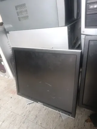 10 Torres de Ordenador y 2 pantallas