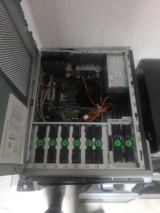 10 Torres de Ordenador y 2 pantallas