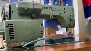 Máquina de coser Refrey