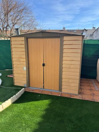 Caseta de jardín metálica