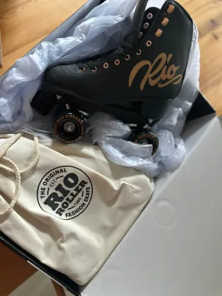 Patines SIN ESTRENAR Rio Roller Negros y Dorados.