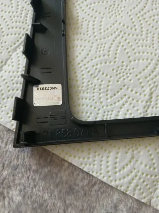 Marco embellecedor pantalla Seat