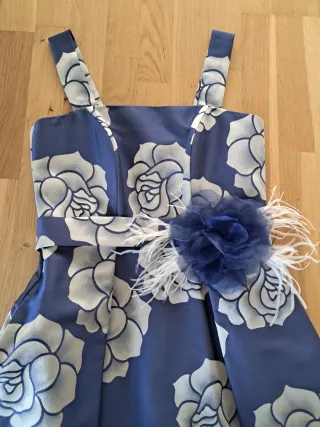 Vestido de fiesta azul con flores