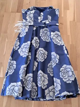 Vestido de fiesta azul con flores