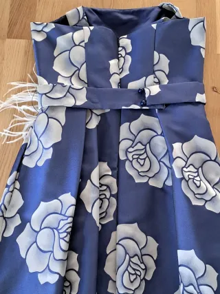 Vestido de fiesta azul con flores