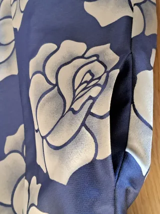 Vestido de fiesta azul con flores