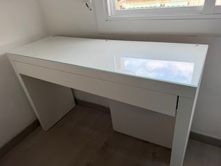 Tocador blanco con cristal y un cajon