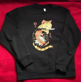 Jersey Negro Estampado Gato Samurai y pescado koi