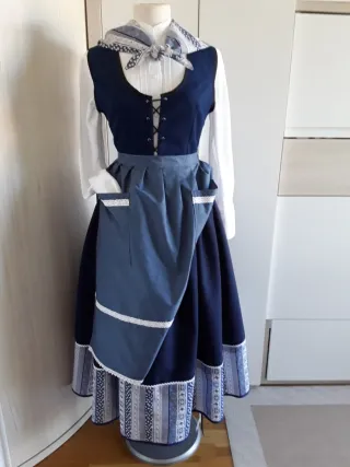 Falda y pañuelo Neska"70 euros "