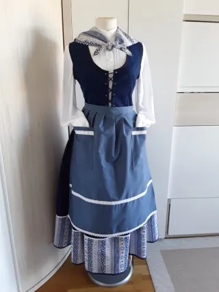 Falda y pañuelo Neska"70 euros "