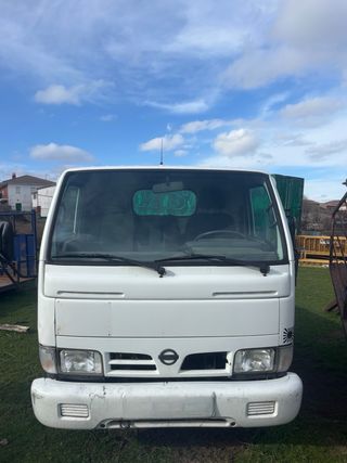 Nissan Cabstar grua coches