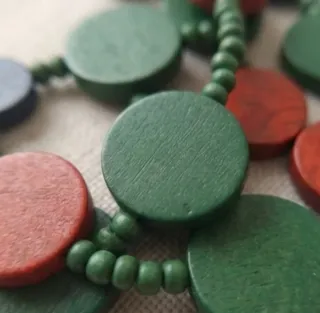 Collar artesanal de madera multicolor