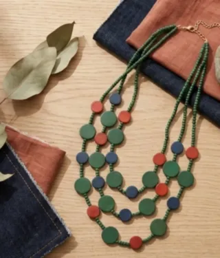 Collar artesanal de madera multicolor