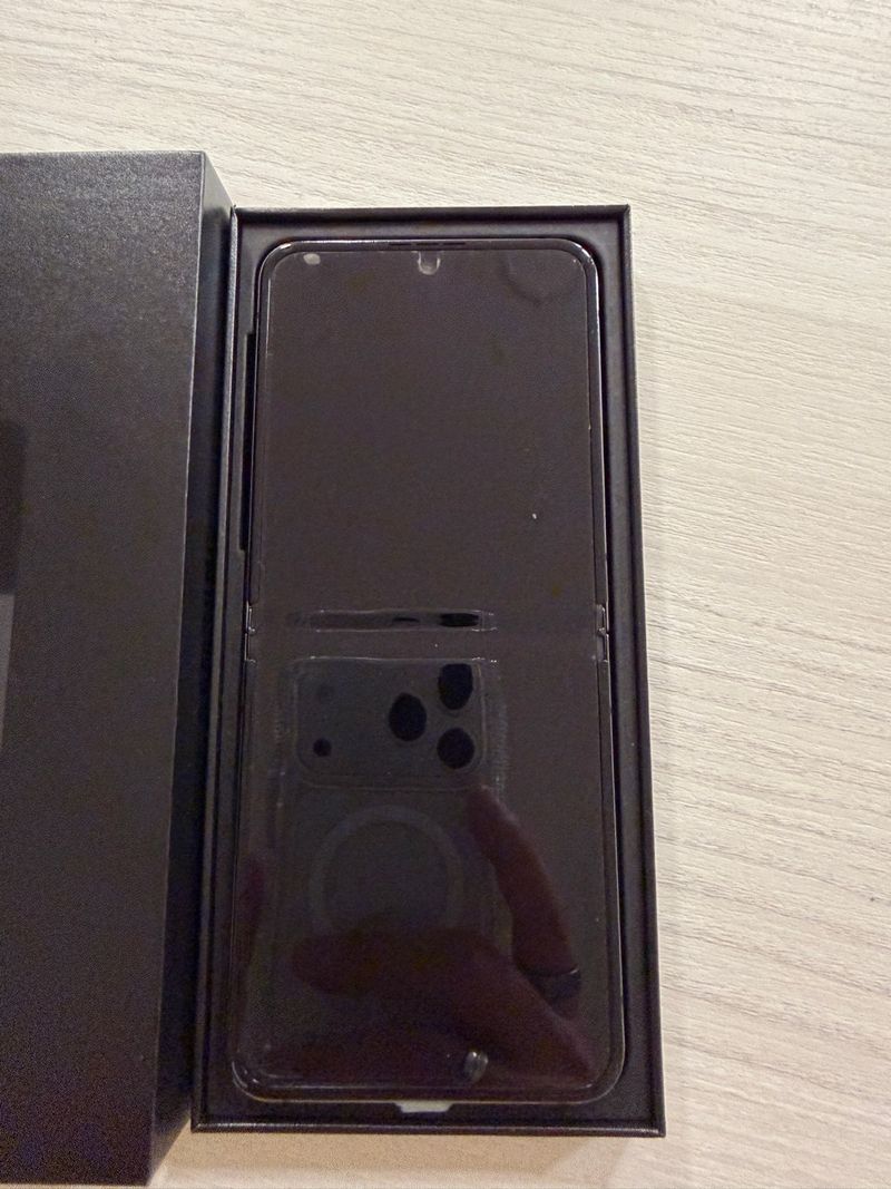 Samsung Galaxy Z Flip5 256GB + regalo fundas afbeelding 2