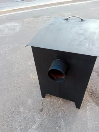 Estufa de leña negra en perfecto estado