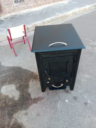 Estufa de leña negra en perfecto estado