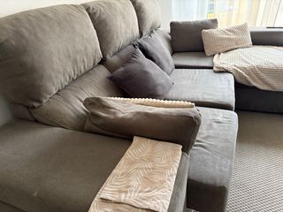 Sofá gris con chaiselongue