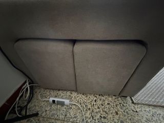 Sofá gris con chaiselongue