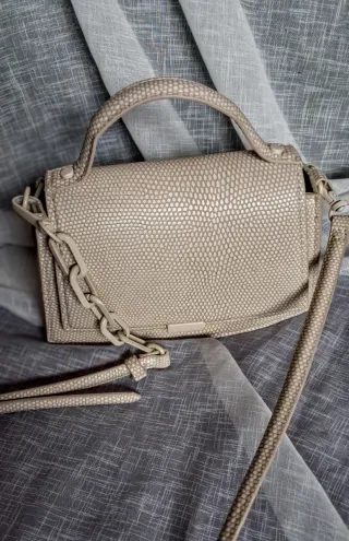 Bolso de mano y hombro beige