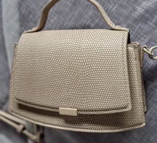 Bolso de mano y hombro beige