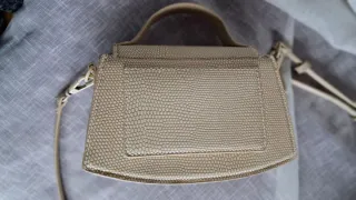 Bolso de mano y hombro beige