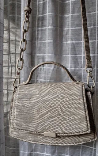 Bolso de mano y hombro beige