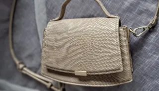 Bolso de mano y hombro beige