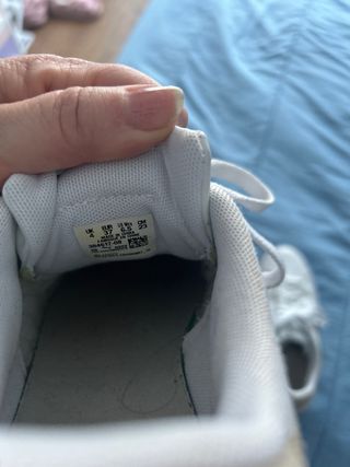 Deportivas Puma de piel blancas y beige.