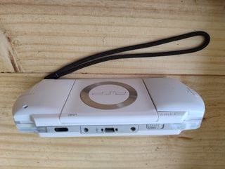 PSP 1004 SONY Blanca + Juegos y Accesorios