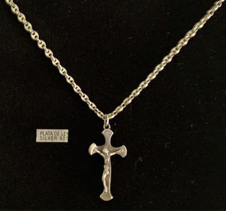 Cadena y crucifijo de plata.
