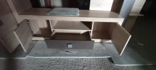 Mueble de salón y mesa.