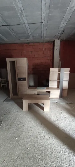 Mueble de salón y mesa.