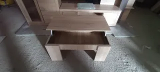 Mueble de salón y mesa.