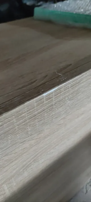 Mueble de salón y mesa.